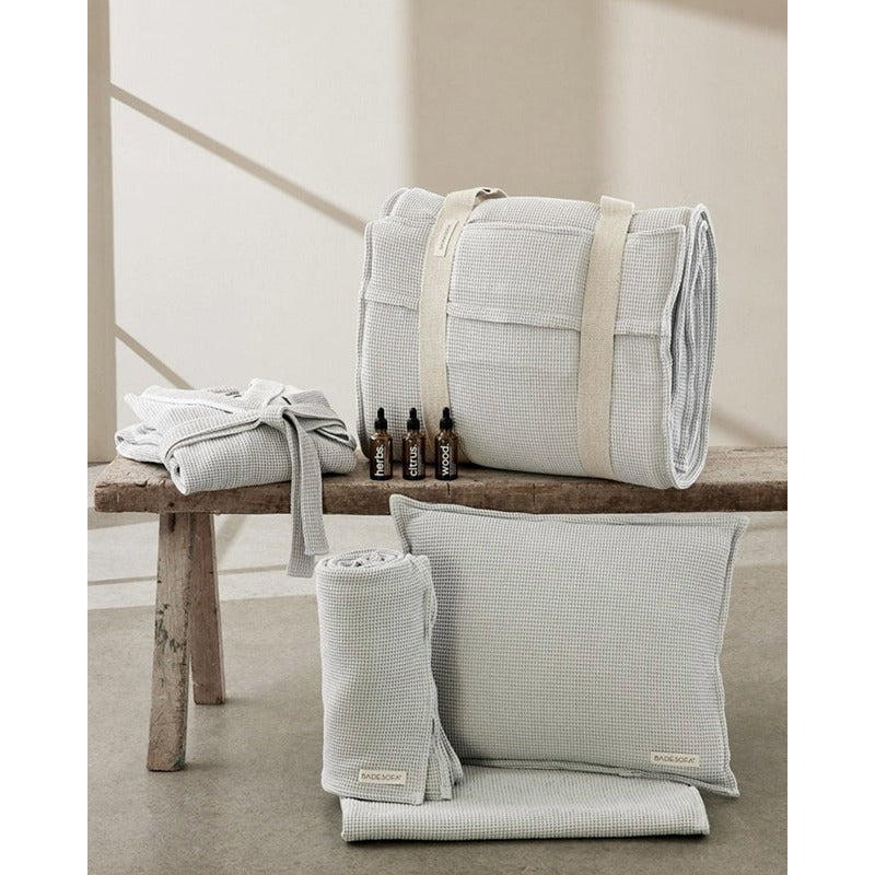 Komplettes Badesofa HomeSpa Bundle mit Bademantel, Saunakissen, Saunatuch, Matratze, Tragegurt und Aufguss-Set.